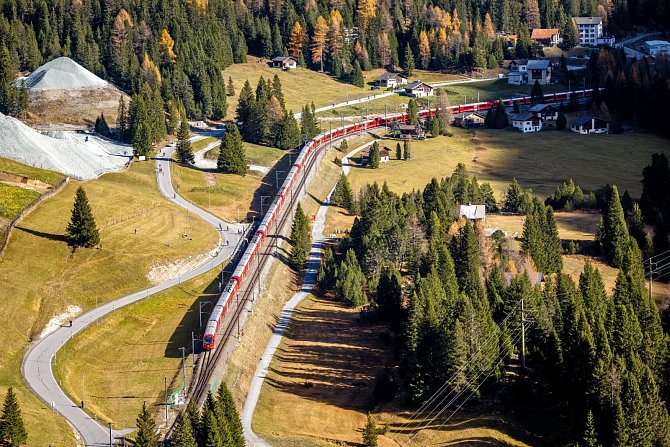 Na rozdíl od většiny švýcarských a evropských železnic, které používají „standardní“ rozchod mezi kolejnicemi 1 435 mm, jsou kolejnice RhB od sebe vzdáleny jen jeden metr.