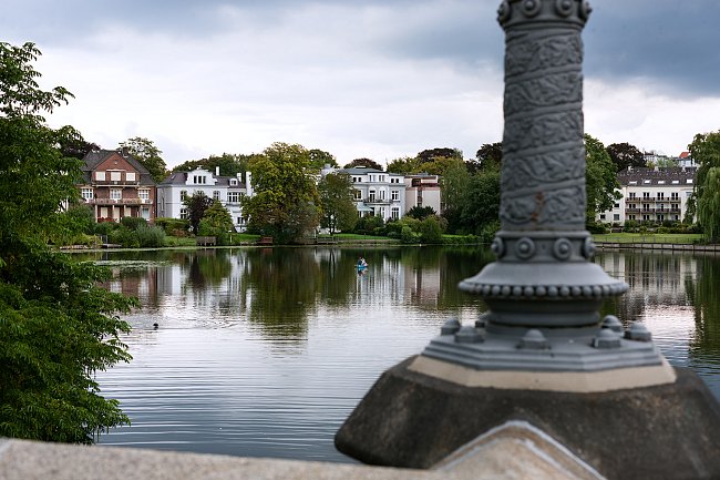 Rezidenční čtvrť Hamburku u jezera Alster. Asi 160 ha velké jezero je pro místní oblíbeným centrem vodních sportů. 