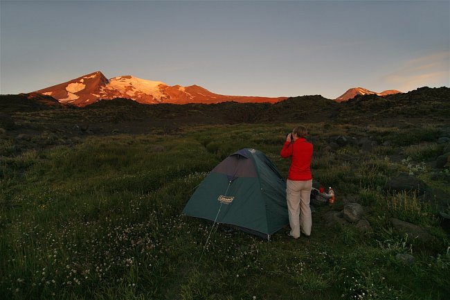 Po západu slunce u našeho stanu máme úžasný výhled na oba ještě sluncem zalité Chillány. 