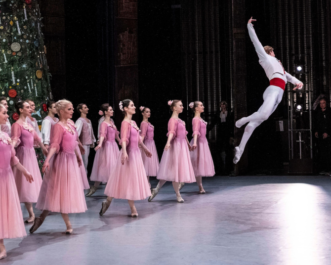 Taras Titarenko ve výskoku při děkování v závěru představení baletu Louskáček.