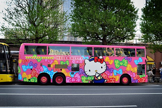 Hello Kitty autobusy jezdí v Tokiu. 
