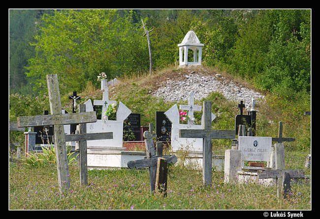 Hřbitov u kostela ve vesnici Theth.