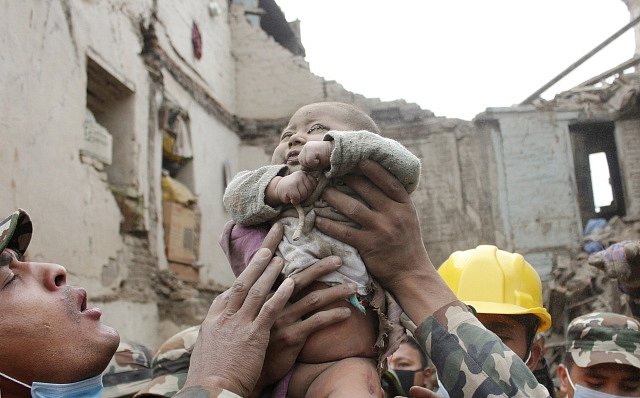 Čtyřměsíční Sonit Awal se stal symbolem naděje pro Nepál.