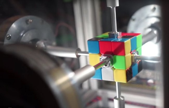Šílenství zvané Rubikova kostka má nový rekord ve složení.