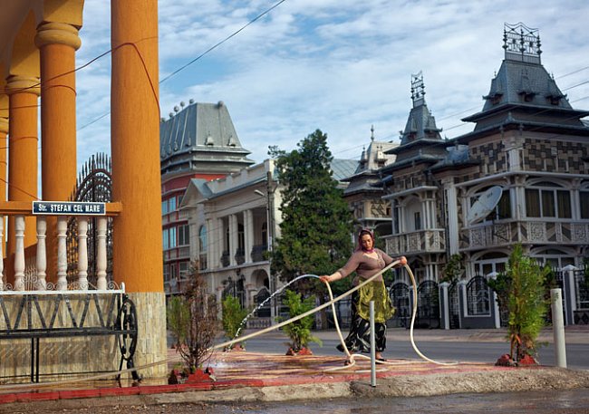 Hlavní ulici Buzescu, města s 5 000 obyvatel, lemují rozmanité architektonické styly od vilového přes chrámový až k zámeckému. 