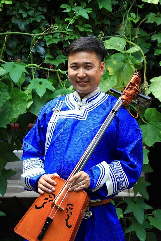 Mongolský muzikant Charisu zahraje na tradiční mongolský nástroj morin quur.