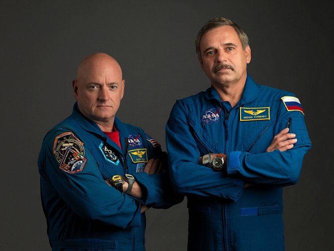 Astronauti Scott Kelly, velitel expedice se svým kolegou, ruským kosmonautem Mikhailem Kornienkem v Johnsonově vesmírném centru.