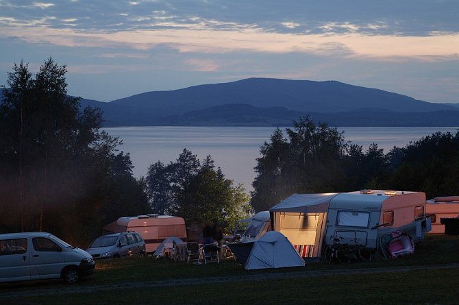 V posledních letech kempy registrují vzrůstající počet domácích návštěvníků s karavany.