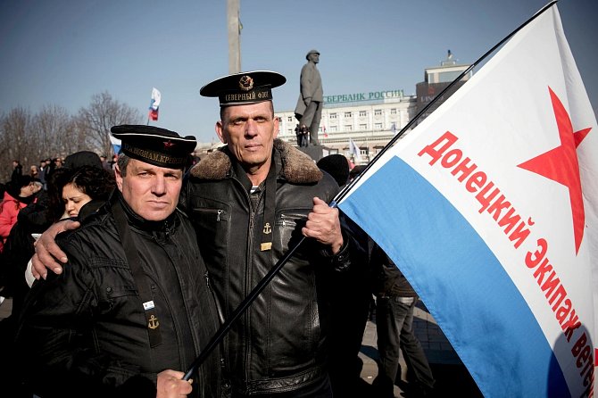Námořníci s námořnickými čapkami bývalé sovětské flotily se v roce 2014 účastní proruského shromáždění na Leninově náměstí v Doněcku. Doněck je největší město v průmyslové oblasti Donbas, která je centrem těžby uhlí a ocelářského průmyslu.