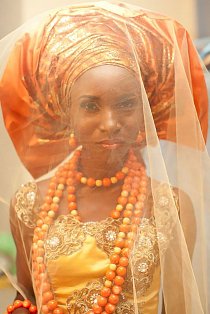 V Nigérii je nejdůležitější součástí svatebních šatů závoj zvaný Gele.