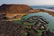 V jezírkách při jižním okraji jezera Turkana rostou řasy. Díky hojnému výskytu těchto rostlin v jezeře mu první cestovatelé začali říkat Nefritové moře. Okolní drsná krajina způsobila,  že to bylo poslední velké africké jezero zmapované Evropany.