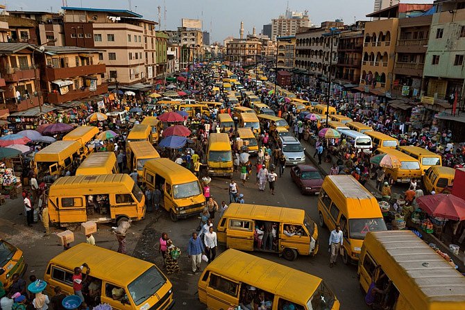 Na konci pracovního dne zaplní Idumota Market na ostrově Lagos množství minibusů. Odvážejí lidi, kteří se vracejí domů z práce na pevninu, kde většina Lagosanů bydlí.