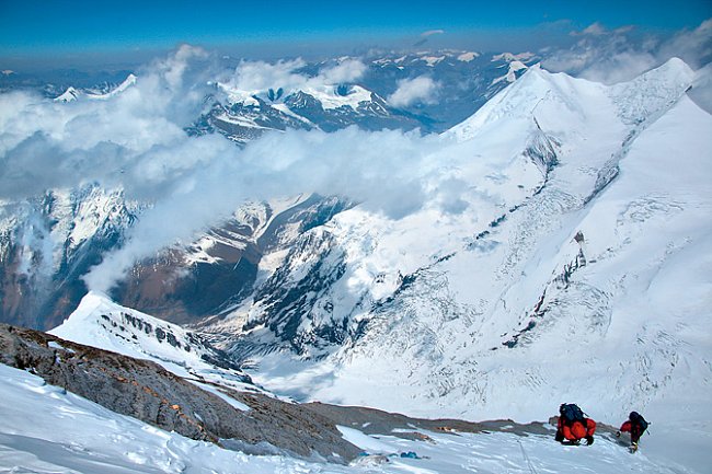 Cesta k vrcholu sedmé nejvyšší hory světa Dhaulagiri. Zážitky člena expedice horolezce Radka Jaroše.