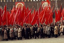 Pohled za železnou oponu v roce 1964 (Sovětský svaz). Pochod dělníků na Rudém náměstí 1. května. 