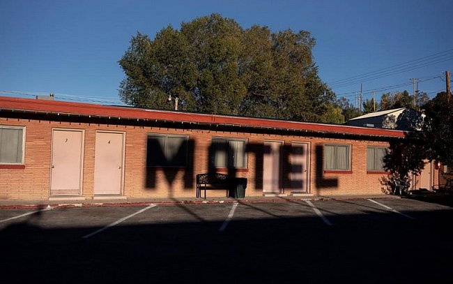 Motel Deser-est stojí přímo u silnice ve městě Ely v Nevadě.