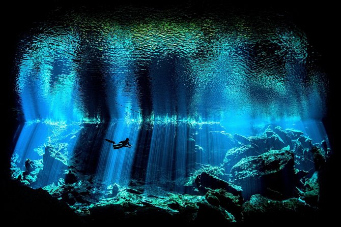 Přes 5000 fotografií se letos zúčastnilo prestižní soutěže s podmořskou tématikou The Underwater Photo Awards 2017. Vítězů je jen pár. Jednu z kategorií vyhrál Nick Blake z Británie, který zachytil potápěče v podvodní jeskyni u poloostrova Yucatán.