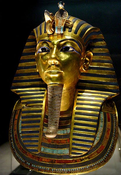 Jako dítě Tutanchaton, jak se původně jmenoval, vyrůstal na královském dvoře v Achetatonu. Jako faraon vládl v letech 1333-1323 př. n. l. v době velké slávy 18. dynastie. 
