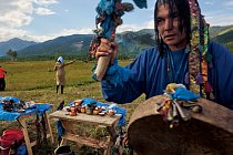 V sibiřském Burjatsku končí Oleg Doržijev obřad u Bucha-Nojon spolu s další zhruba dvacítkou dalších šamanů, zatímco jakási žena obětuje mléko směrem k posvátné skále na horském úbočí.