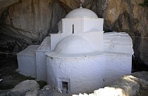 Než stavitelé tento kostelíček uvnitř jeskyně na ostrově Samos postavili, museli se pořádně zapotit, než sem vytahali veškerý stavební materiál. Vchod do jeskyně se totiž otevírá vysoko na strmé skále