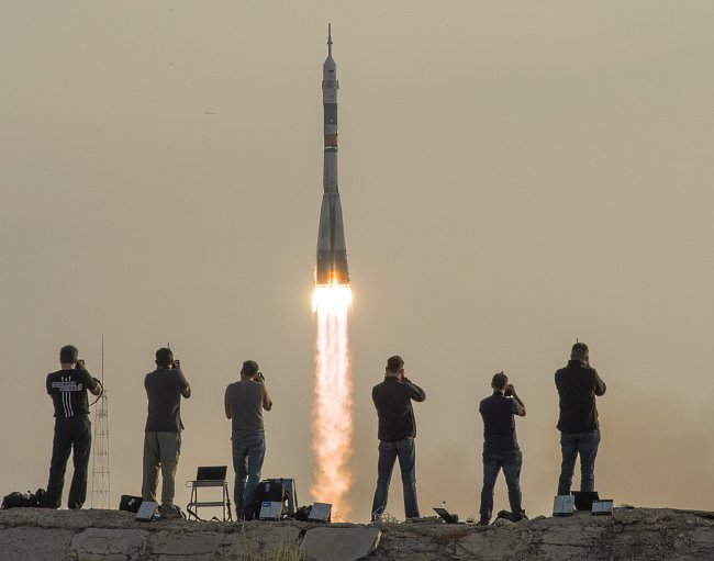 Vesmírná loď Soyuz odstartovala 7. července se třemi novými členy posádky Mezinárodní vesmírné stanice. Mezinárodní spolupráce tentokrát patří americké, ruské a japonské spolupráci. Na oběžné dráze stráví astronauti čtyři měsíce.