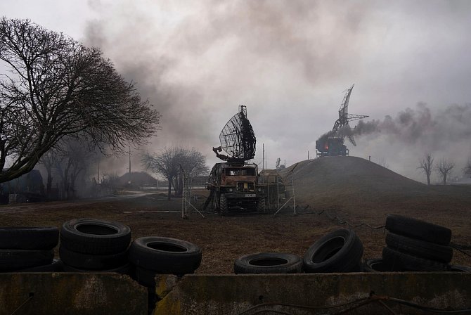 Ze stanoviště protivzdušné obrany v ukrajinském Mariupolu stoupá kouř po čtvrtečním ruském útoku. Před svítáním se v největších ukrajinských městech ozvaly exploze a představitelé světových velmocí ostře odsoudili zahájení ruské invaze.