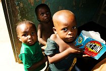 Akutní podvýživu nezpůsobuje pouze chudoba a nedostatek potravin, ale také omezený přístup k nezávadné vodě, nedostatečné hygienické návyky, špatná péče o děti, omezený přístup ke vzdělání nebo zdravotnické péči.