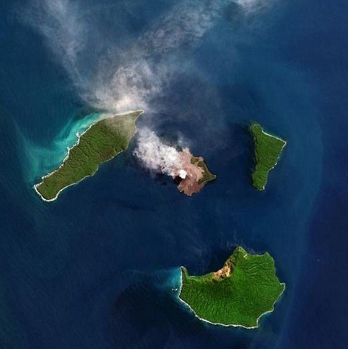 Indonéská sopka Anak Krakatau („Dítě Krakatoy“) je obklopeno malou skupinou ostrovů v Sundském průlivu mezi Jávou a Sumatrou.