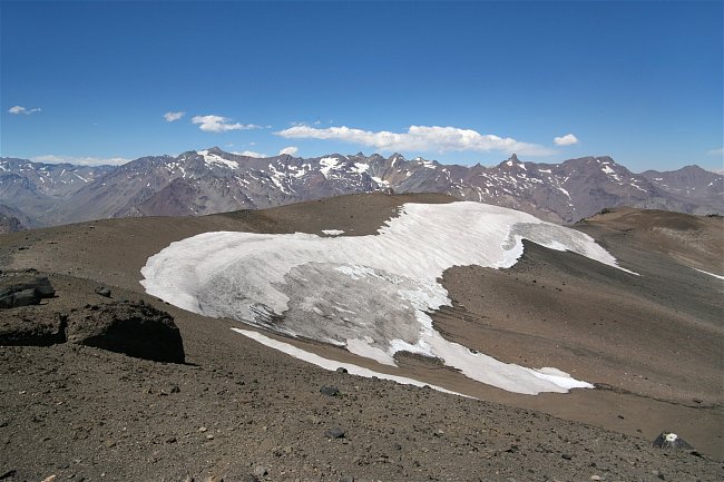 Pohled do plochého vrcholového kráteru a nádherné panorama byly odměnou za namáhavý výstup. 