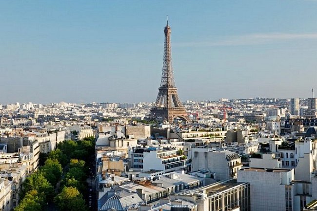 PAŘÍŽ, FRANCIE - Paříž zvolila svou první primátorku Anne Hidalgovou v roce 2014. Hidalgová představila radikální environmentální reformu, která zahrnuje zákaz aut v jedné části Paříže.