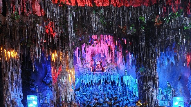 OBRAZEM: Podzemní jeskyně ve Vietnamu ukrývají nápisy z vietnamské války, ale i současná obydlí