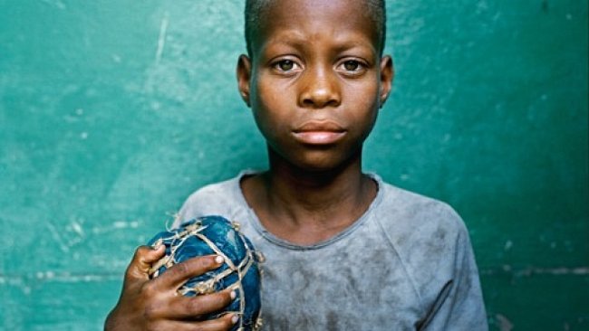 V Africe mají míče z hadrů nebo pneumatik. Radost z fotbalu jim to ale nezkazí. EXKLUZIVNĚ PRO NG