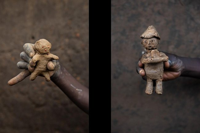 Panenka od Basira (vlevo) a panenka, kterou vytvořil desetiletý Abudui Ino.