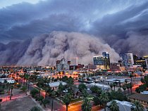 Arizona. Největší písečná bouře, jakou kdo pamatuje, se 5. července 2010 žene na Phoenix a snižuje viditelnost na nulu. Pouštní bouře zdvihly půldruhého kilometru vysokou stěnu prachu a písku.

