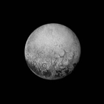 Sonda New Horizons pořídila tento poslední obrázek 11. července 2015 před přeletem nad stranou Pluta, která je přivrácená k Charonu. Byla v té době vzdálená od Pluta 4 miliony kilometrů a mnohoúhelníky jsou na obrázku lépe viditelné.