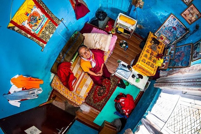 Šest let vznikaly snímky z ložnic lidí z 55 zemí světa. Jedním z nich byl i student budhismu Pema (22) z nepálského Kathmandu.