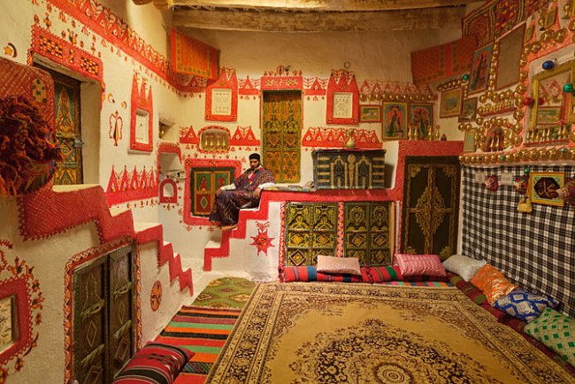 Devětatřicetiletý Kásim Abdussalám Habíb otevírá svůj s láskou vyzdobený, 600 let starý dům v Ghadámisu cizím turistům. 