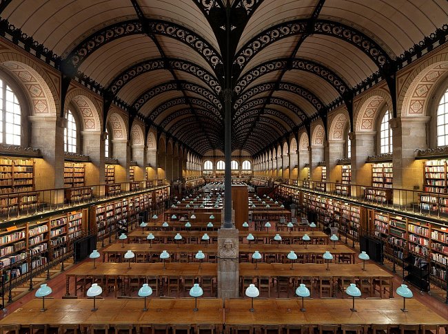 Kolem dvou milionů dokumentů ze všech vědeckých oblastí uchovává státní knihovna Bibliothèque Sainte-Geneviève v Paříži, která byla vystavěna v letech 1843 až 1851 pod vedením architekta Henri Labrousta.