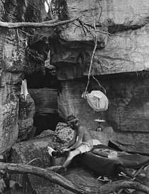 Austrálie 1948. Novinář a fotograf Howell Walker strávil týden v Inyalark Hill spolu s Charlesrm Mountfordem při expedici zkoumající Sererní teritorium (Arnhem). 