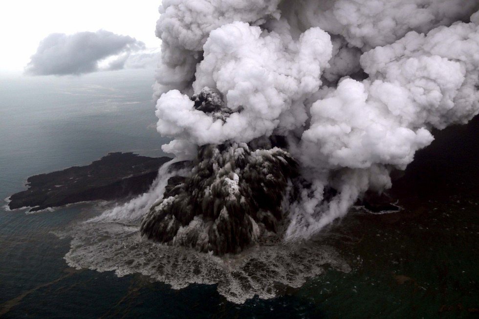 Vědci ze satelitních snímků zjistili, že hrozivá indonéská sopka Krakatoa při poslední erupci přišla o dvě třetiny ze své výšky. Zdá se, že většina masy se zřítila najednou, což vysvětluje ničivou vlnu tsunami, která zasáhla pobřeží Sundského průlivu.
