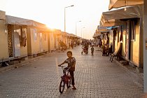 Nové improvizované domy postavené  z velkých kontejnerů v táboře Kilis 2 lemují  širokou ulici, po níž se pohybují hlavně děti  na kolech a dospělí pěšky.