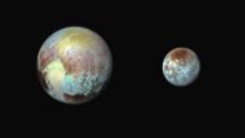 Obraz Pluta a Charonu v neskutečných barvách zvýrazňuje rozdíly, aby byly charakteristické rysy snadněji viditelné. Filtry na nástroji sondy New Horizons pojmenovaném Ralph ukazují oblasti v rámci srdčitého útvaru, které se liší barvou.