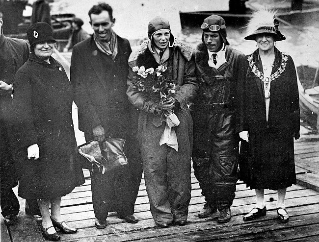 Červen 1928: Amelia s pilotem Wilmerem Stultem a mechanikem Luisem E. Gordonem po přistání  v Burry Portu ve Walesu.