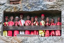 Kultura kmenů na Sulawesi je specifická a pro Evropany v mnohém překvapivá, zejména způsobem uchovávání mrtvých a pohřebními rituály.