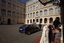 Po příjezdu v obyčejném fordu Focus vstupuje František do Apoštolského paláce v doprovodu prefekta Papežského domu Georga Gänsweina. Papežové obvykle bydlí v Apoštolském paláci, ale František si vybral skromný byt v jeho blízkosti.