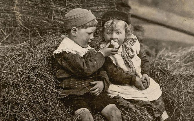 Tuto fotografii z válečné doby uveřejnil National Geographic v roce 1916 s popiskem odkazujícím na Adama, Evu a jablko. Podstatnější však je, jak obrázek evokuje idylickou britskou krajinu a dětské potěšení ze zákusku následujícím po hře.