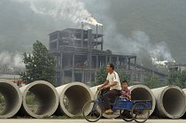 Fotografie zachycuje cementovou továrnu ve městě Baokang v provincii Hubei.