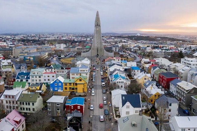 REYKJAVÍK, ISLAND - Premiérkou Islandu je od roku 2017 Katrín Jakobsdóttirová. Ve 43 letech patří mezi nejmladší hlavy států v Evropě. Z hlavního města Reykjavíku uplatňuje politiku environmentálních a feministických reforem.