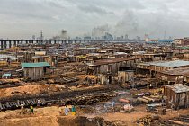 Tisíce lidí bydlí a pracují ve čtvrti pilařských závodů v pevninském Lagosu – je to směsice dílen a chatrčí, která byla za poslední roky dvakrát zpustošena požáry. Mrakodrapy, kde se vytváří bohatství Nigérie, se vznášejí jako přízrak na druhém břehu Lago