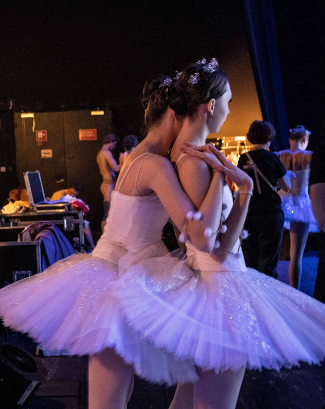 Baletky Aelita Ševčuková (vlevo) a Diana Potapenková čekají na okamžik nástupu na jeviště při představení ve francouzském Nantes.