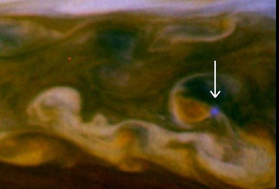 Božská bouře na Saturnu: Blesk byl vidět na 3 miliony kilometrů